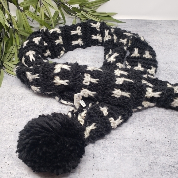 Old Navy | Black and White Knit Pom Pom Scarf - Picture 3 of 4